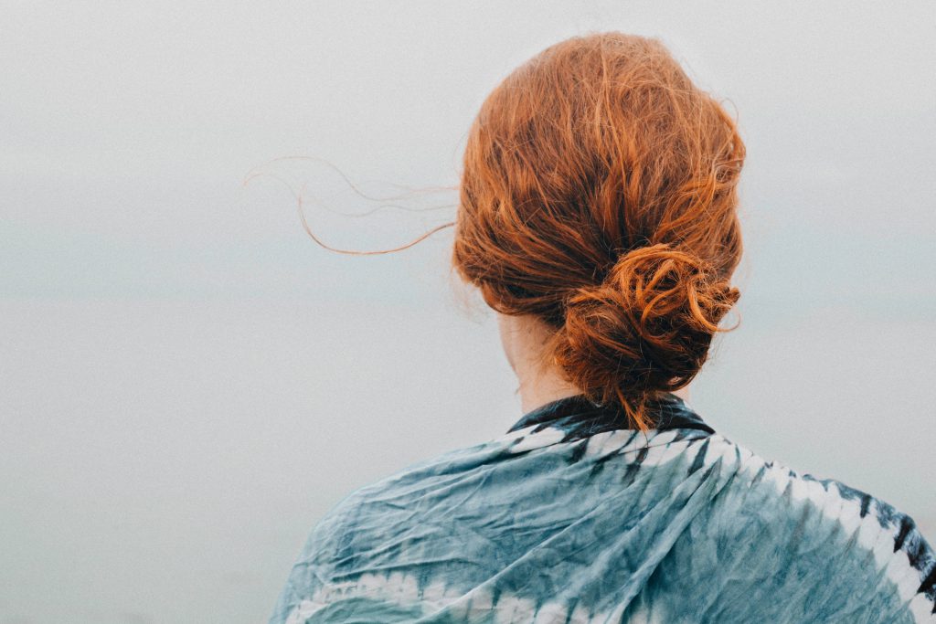 Model_met_lage_messy_bun