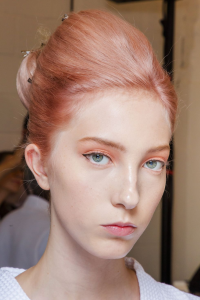 Model_met_living_coral_haarkleur