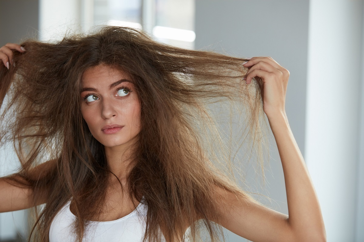 model-met-pluizig-haar